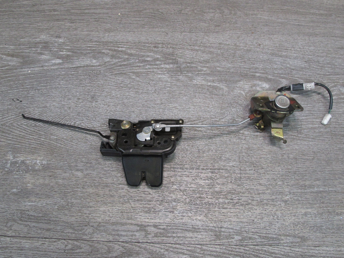 01-05 Lexus JCE10 IS300 Rear Trunk Lock Latch Actuator w Lock Cylinder OEM