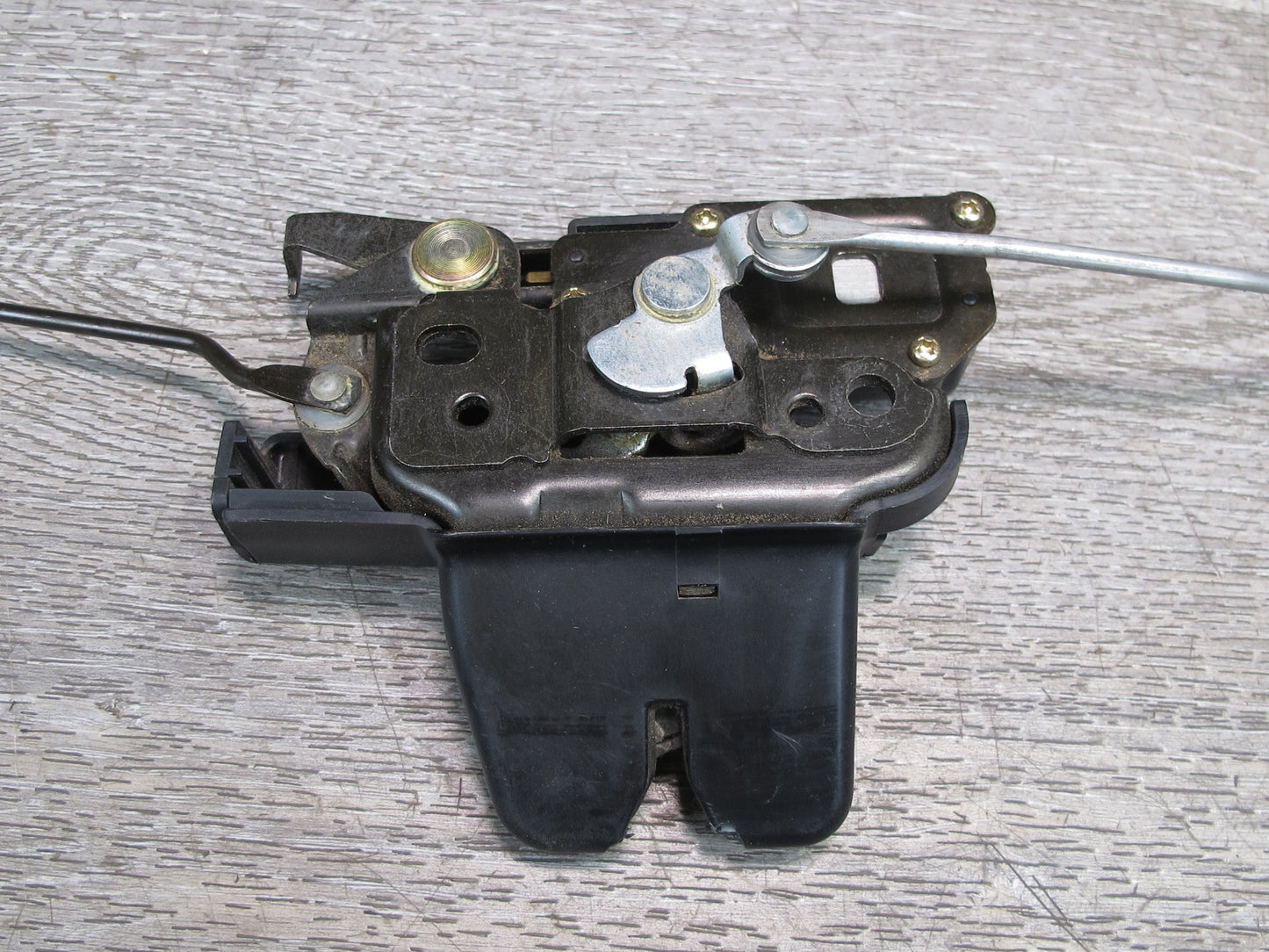 01-05 Lexus JCE10 IS300 Rear Trunk Lock Latch Actuator w Lock Cylinder OEM