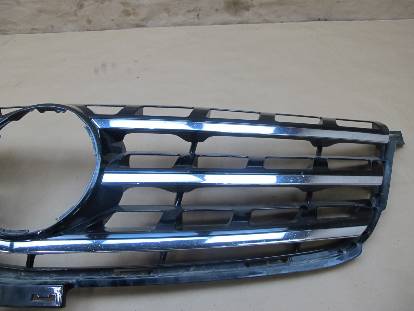 12-15 Mercedes W166 Ml-class Front Bumper Upper Chrome Grille Trim OEM