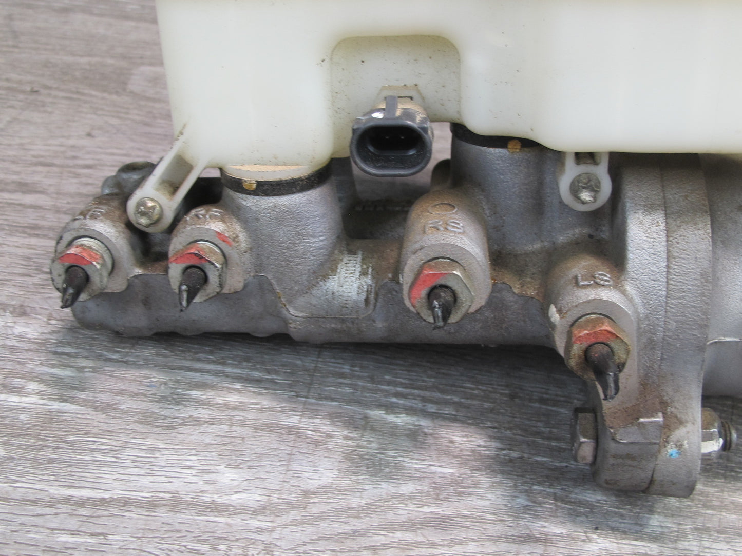 11-12 Fisker Karma Brake Master Cylinder w Tank Reservoir & Hose Pipe Line OEM
