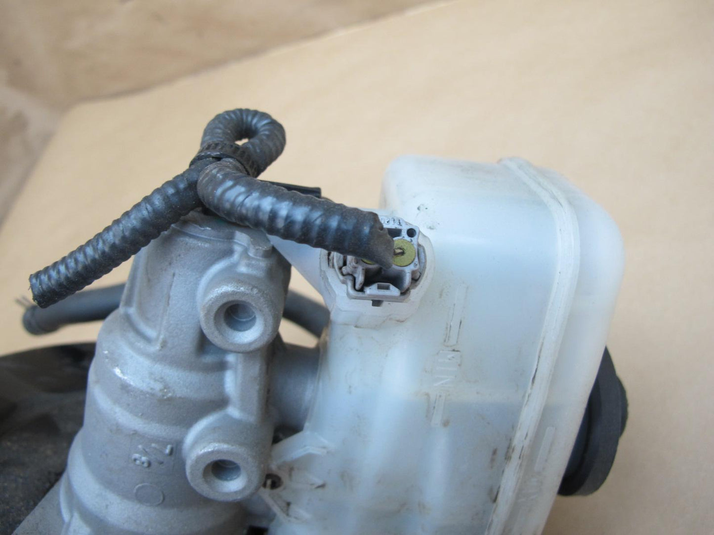 10-15 Lexus IS250 Conv AT Brake Master Cylinder Booster Fluid Reservoir OEM