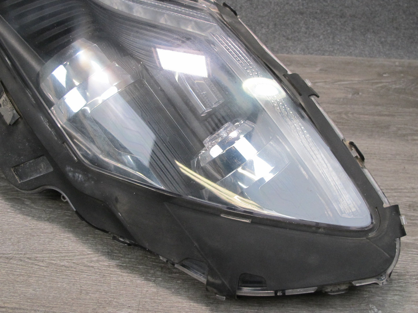 11-12 Fisker Karma Front Right Bi-xenon Headlight Lamp C131176101200 OEM