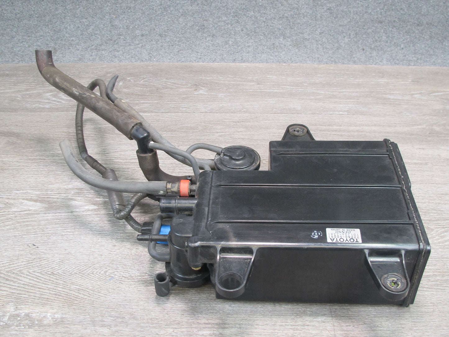 01-03 Lexus UCF30L LS430 Fuel Evap Vapor Charcoal Canister 77740-50091 OEM