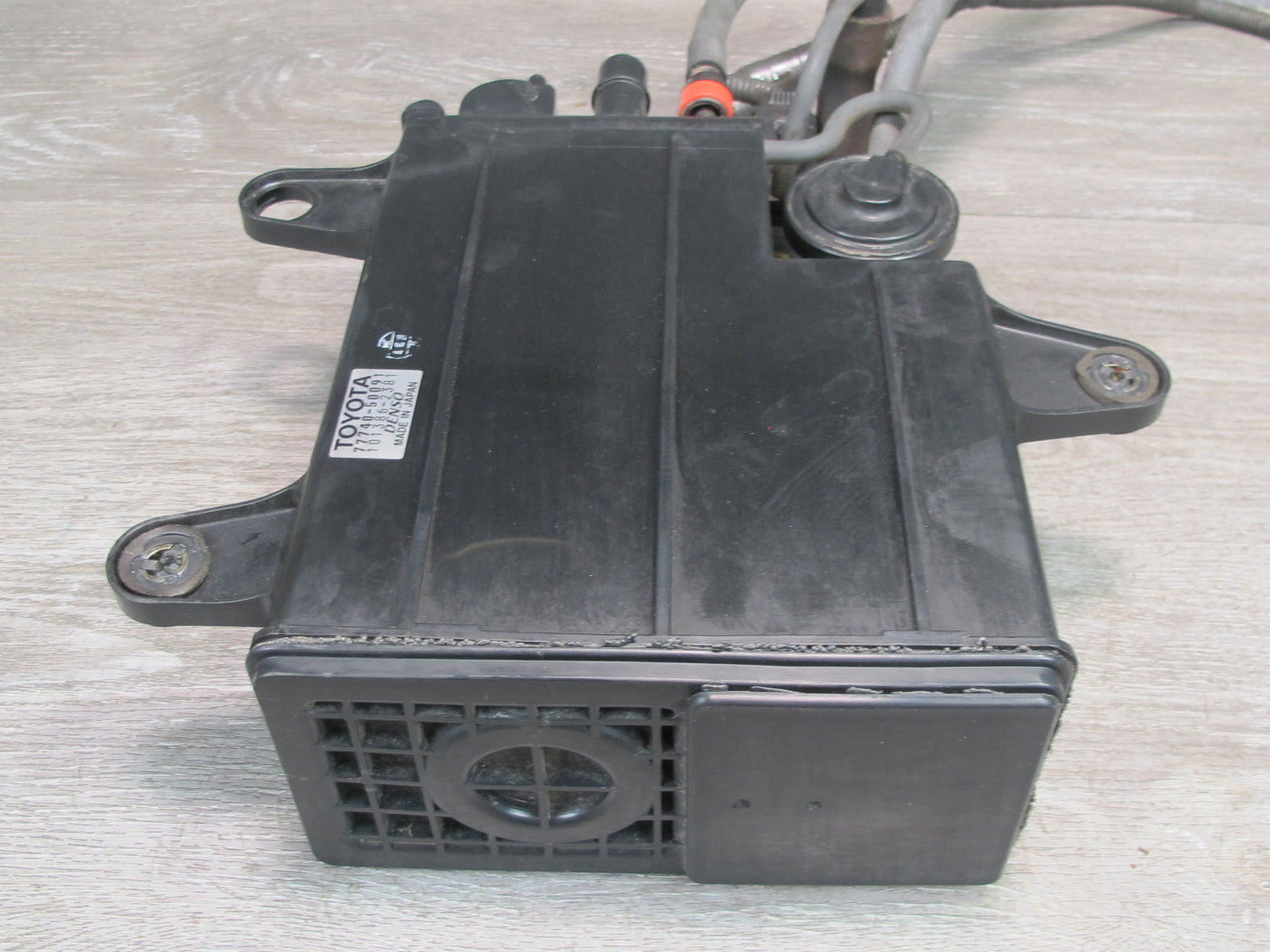 01-03 Lexus UCF30L LS430 Fuel Evap Vapor Charcoal Canister 77740-50091 OEM