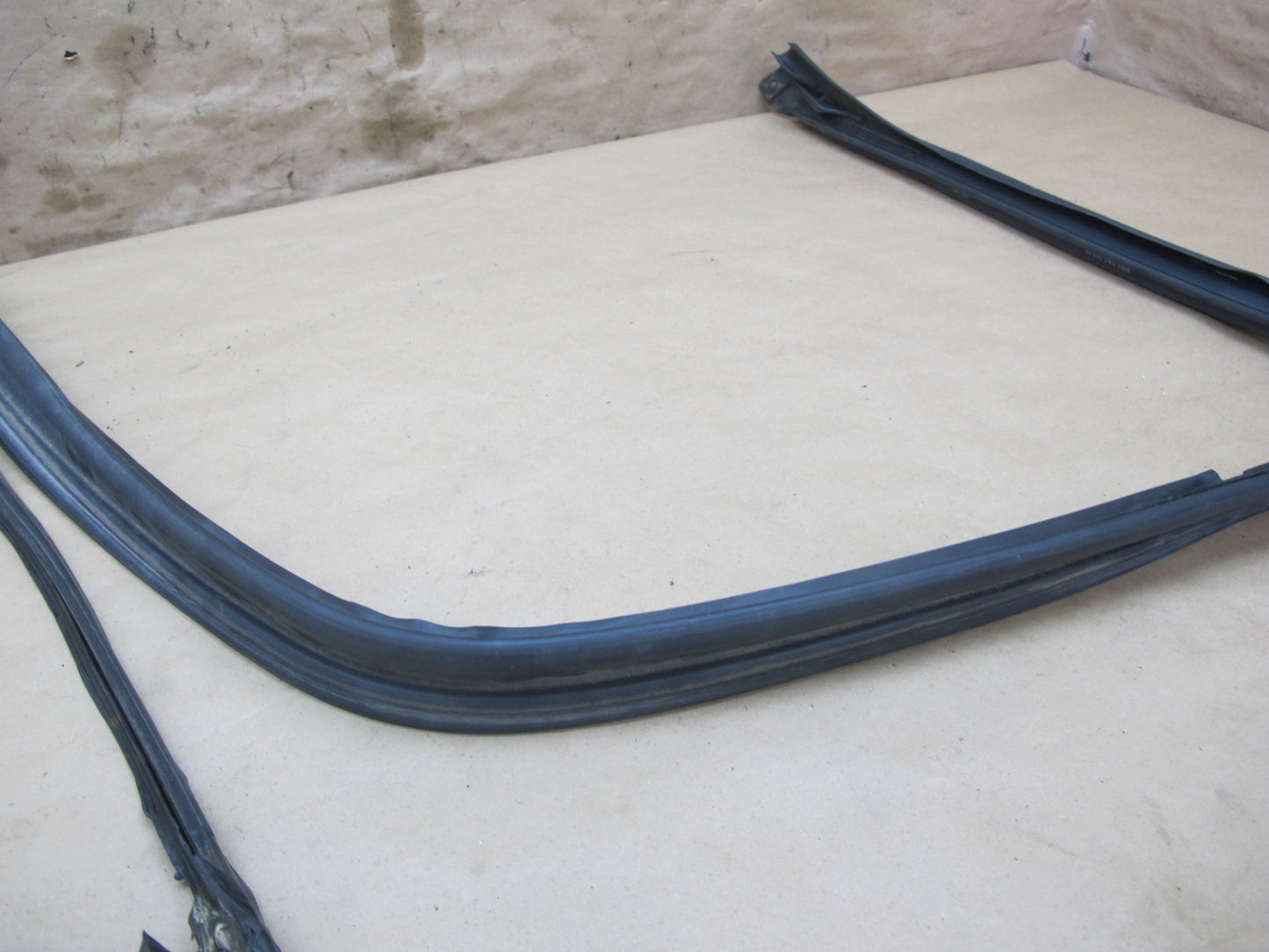 03-12 Mercedes R230 Windshield Weatherstrip Rubber Seal Gasket Set OEM