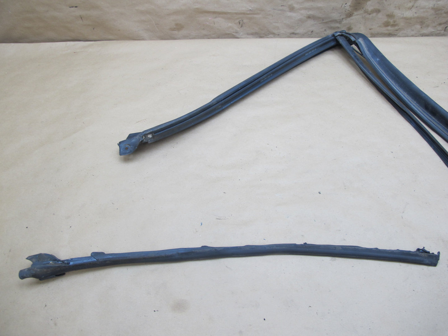 03-12 Mercedes R230 Windshield Weatherstrip Rubber Seal Gasket Set OEM