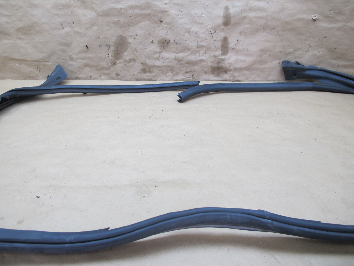 10-15 Lexus IS250 Convertible Front Windshield Weatherstrip Rubber Seal OEM