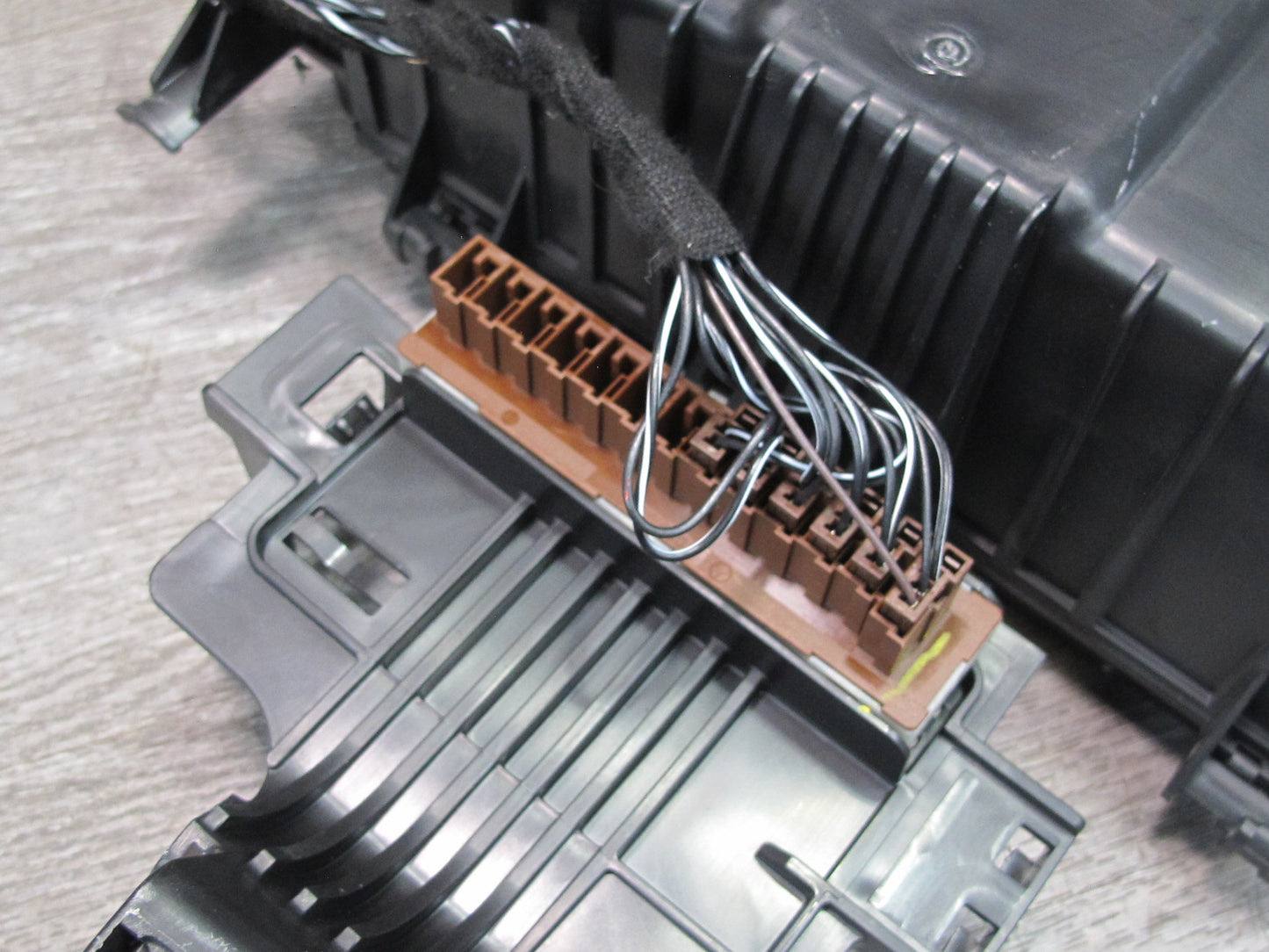 13-15 Mercedes W166 X166 Engine Bay Fuse Relay Box Module OEM