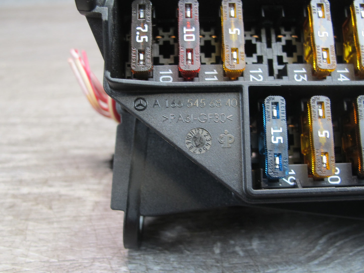 13-15 Mercedes W166 X166 Under Dash Fuse Relay Box Module 1665456840 OEM