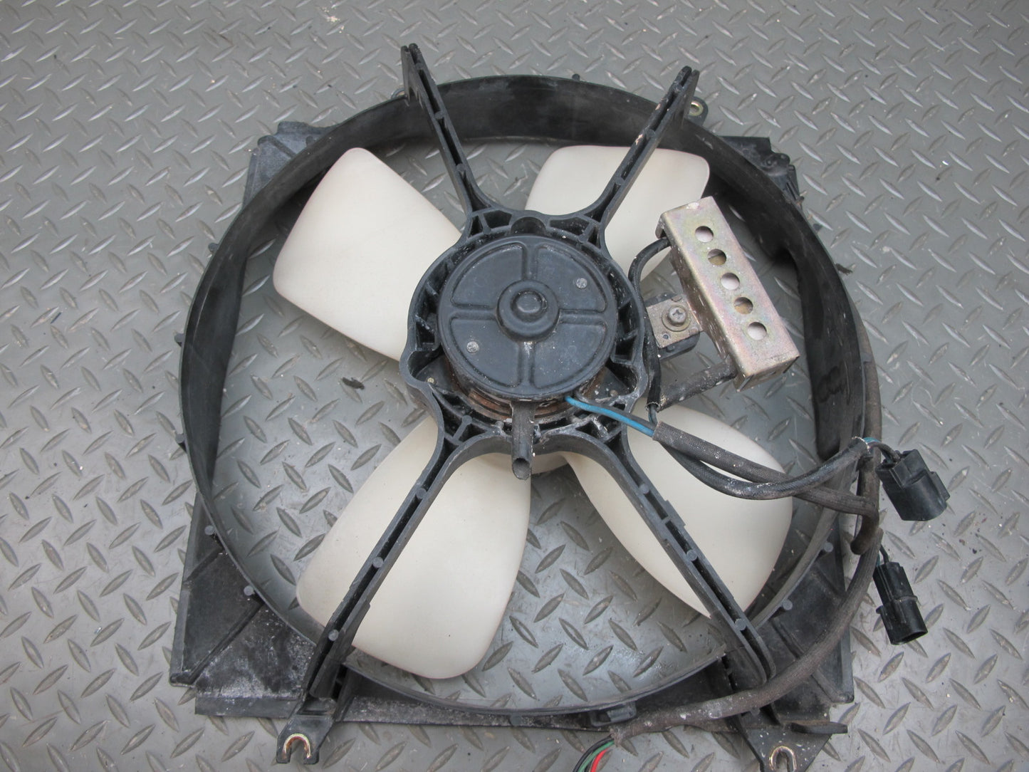 91-96 Mitsubishi 3000GT NA Engine Right 4-BLADE Cooling Fan Motor Shroud OEM