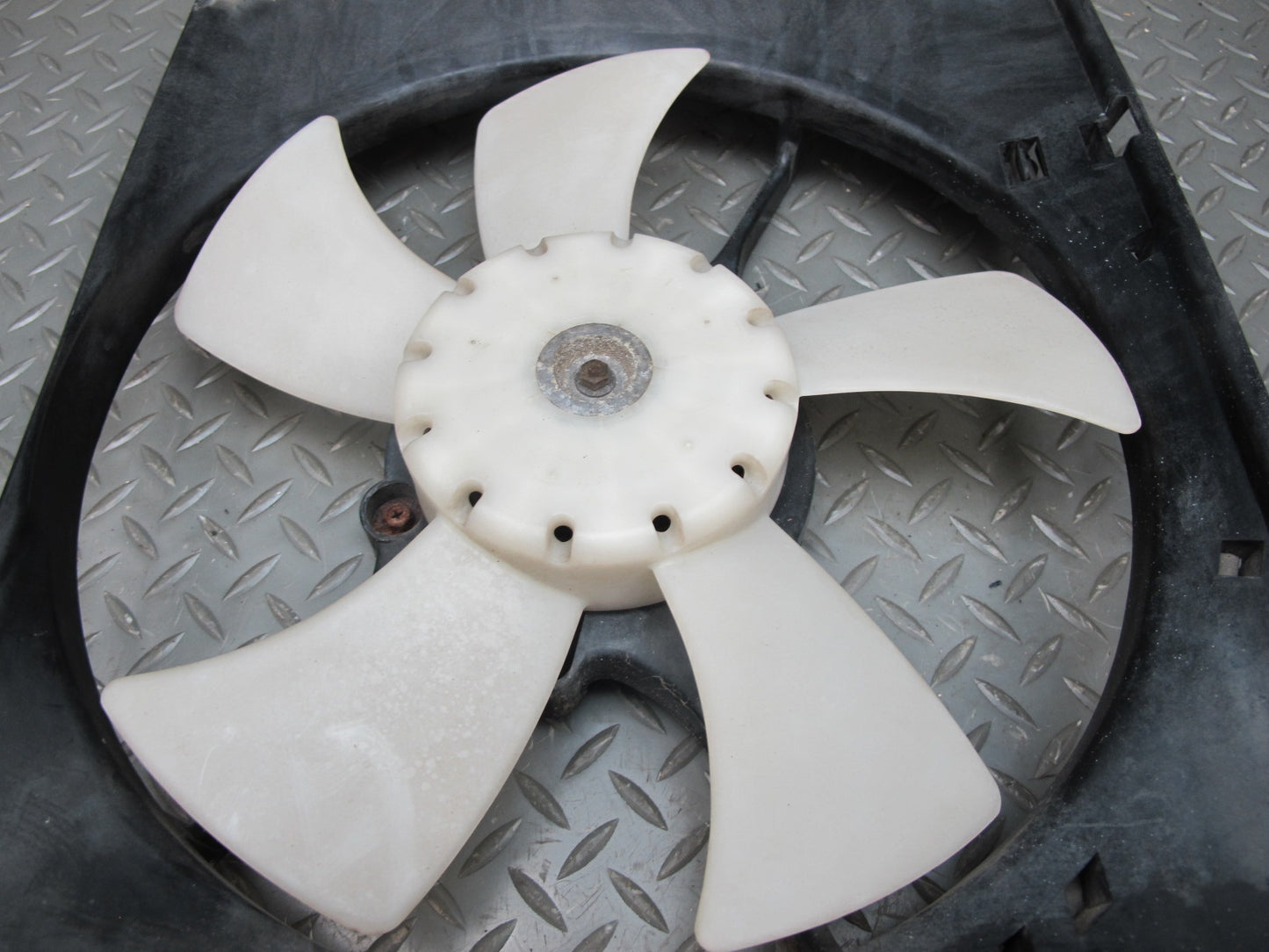 91-96 Mitsubishi 3000GT NA Engine Left 5-BLADE Cooling Fan Motor Shroud OEM