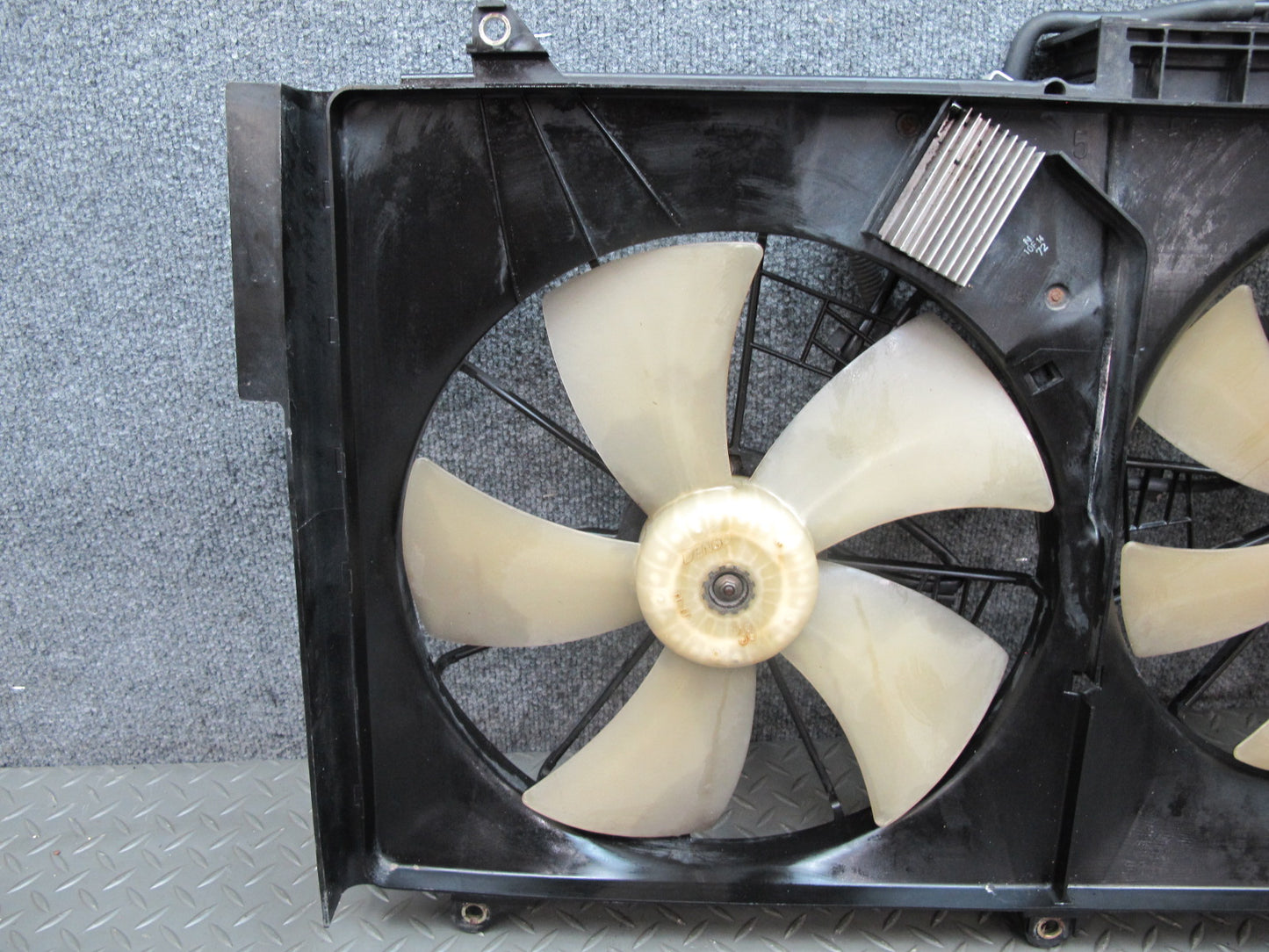 01-06 Lexus UCF30L LS430 Engine Radiator Cooling Motor Fan Shroud w ECU OEM