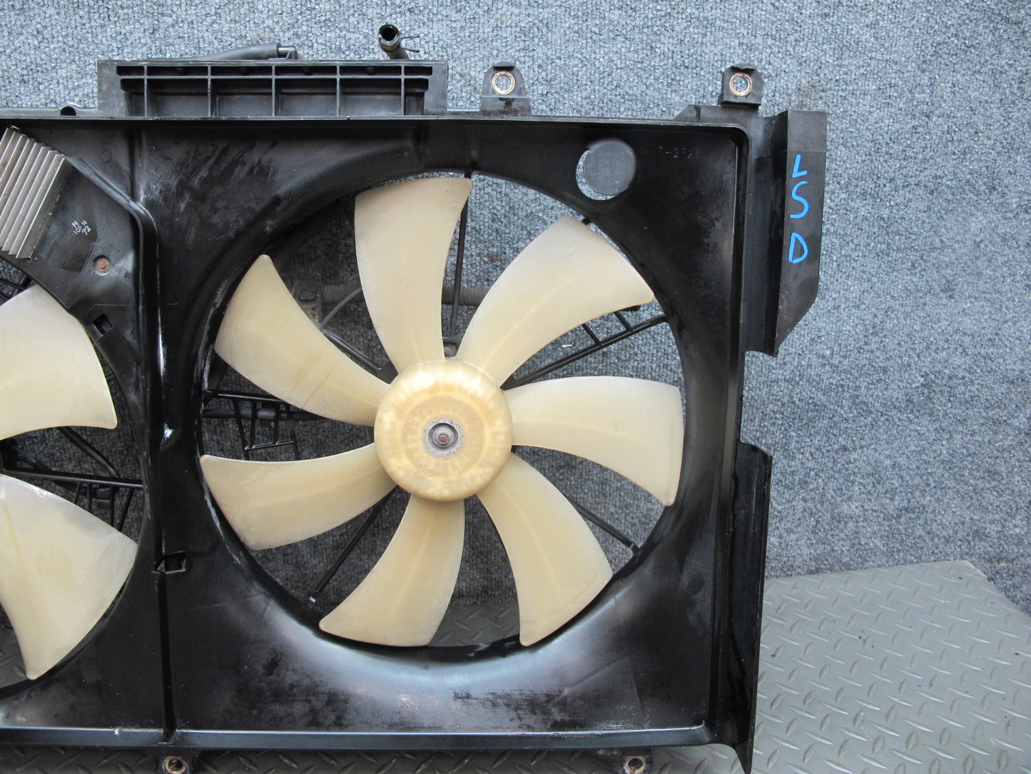 01-06 Lexus UCF30L LS430 Engine Radiator Cooling Motor Fan Shroud w ECU OEM