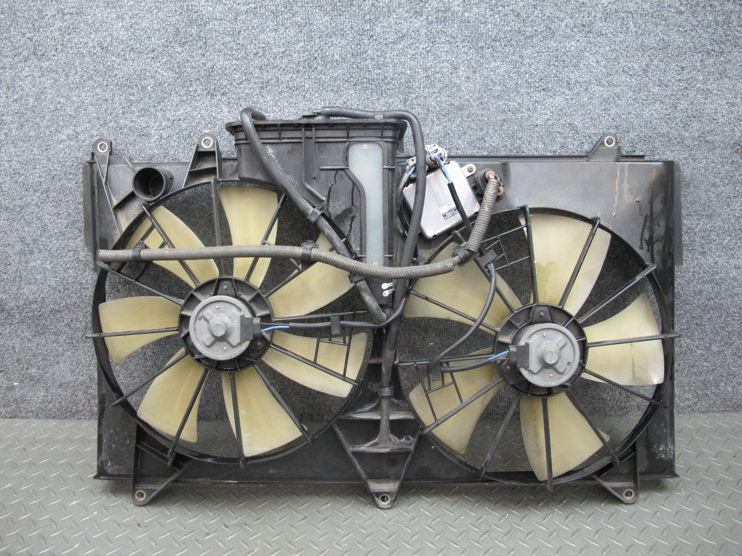 01-06 Lexus UCF30L LS430 Engine Radiator Cooling Motor Fan Shroud w ECU OEM