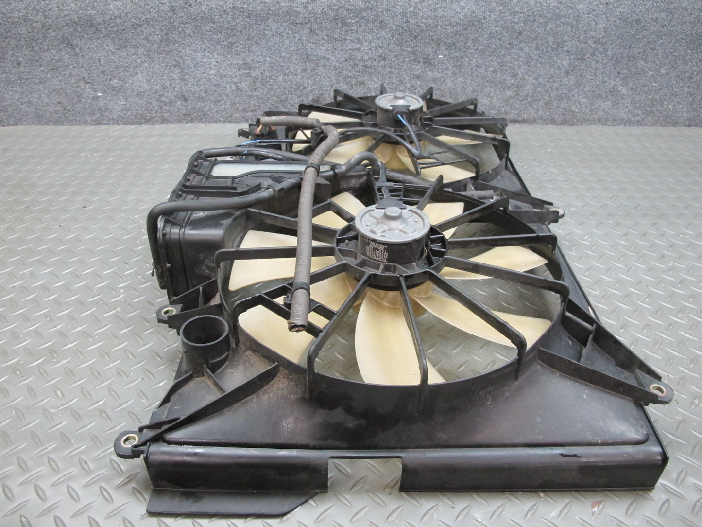 01-06 Lexus UCF30L LS430 Engine Radiator Cooling Motor Fan Shroud w ECU OEM