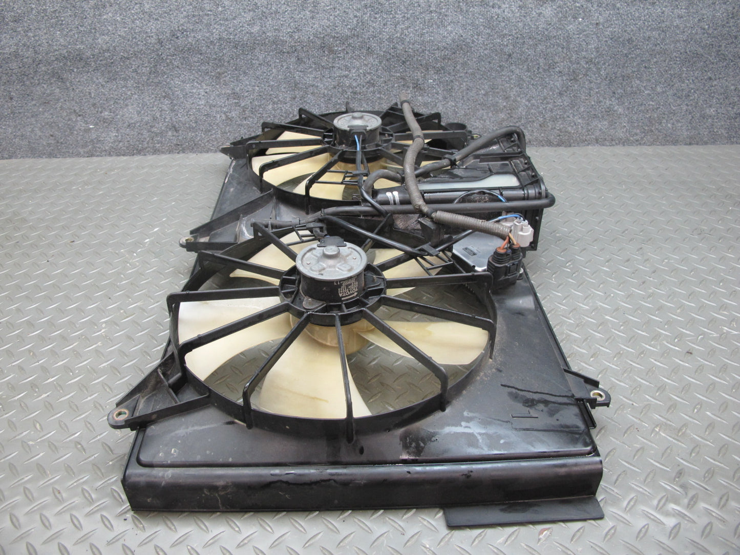 01-06 Lexus UCF30L LS430 Engine Radiator Cooling Motor Fan Shroud w ECU OEM