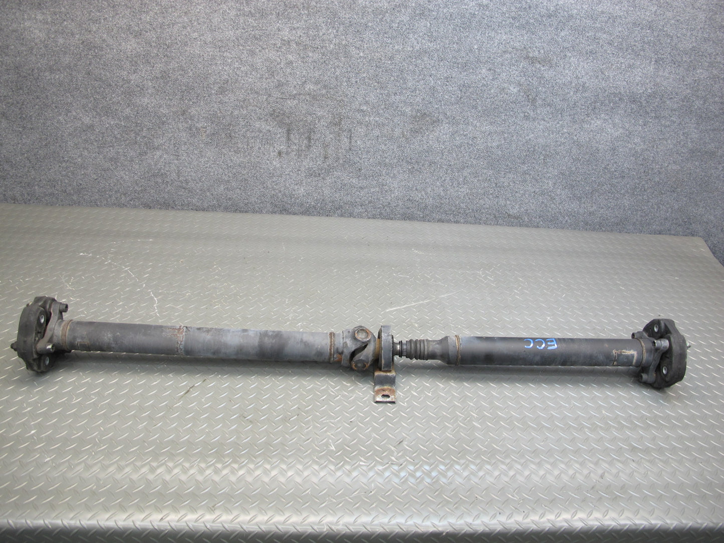 16-23 Chevrolet Camaro 6.2L M/T Rear Drive Shaft Driveshaft 22999282 OEM