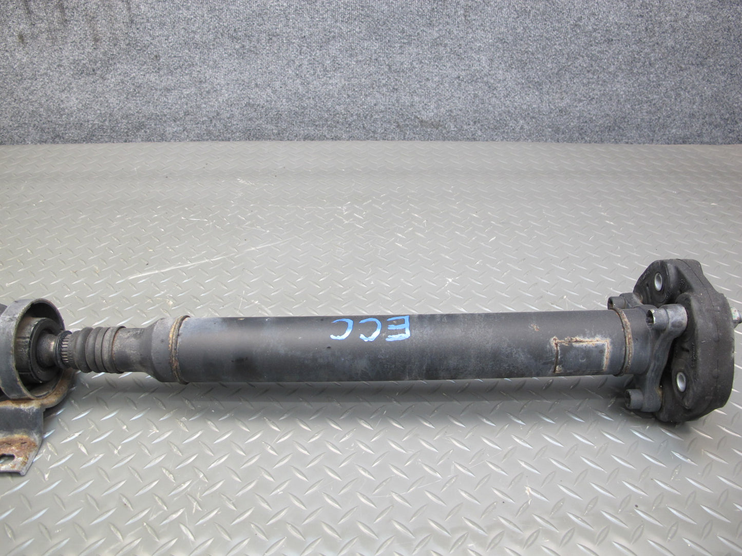 16-23 Chevrolet Camaro 6.2L M/T Rear Drive Shaft Driveshaft 22999282 OEM