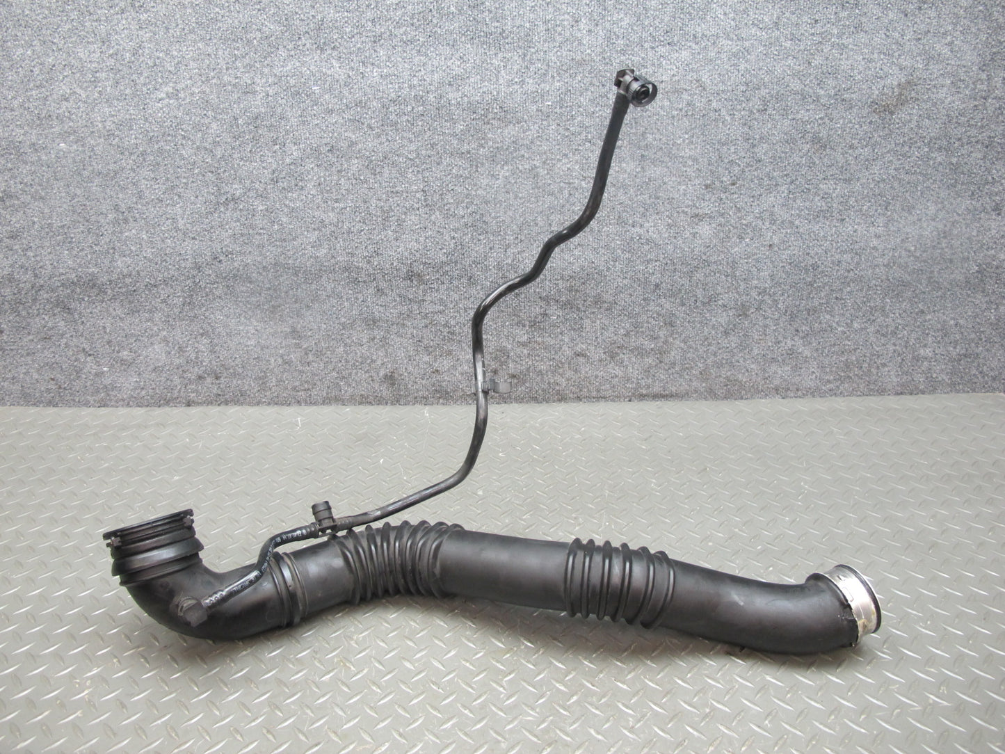 12-16 BMW E89 Z4 N20 Intercooler Charge Air Hose Tube Line 7607941 OEM