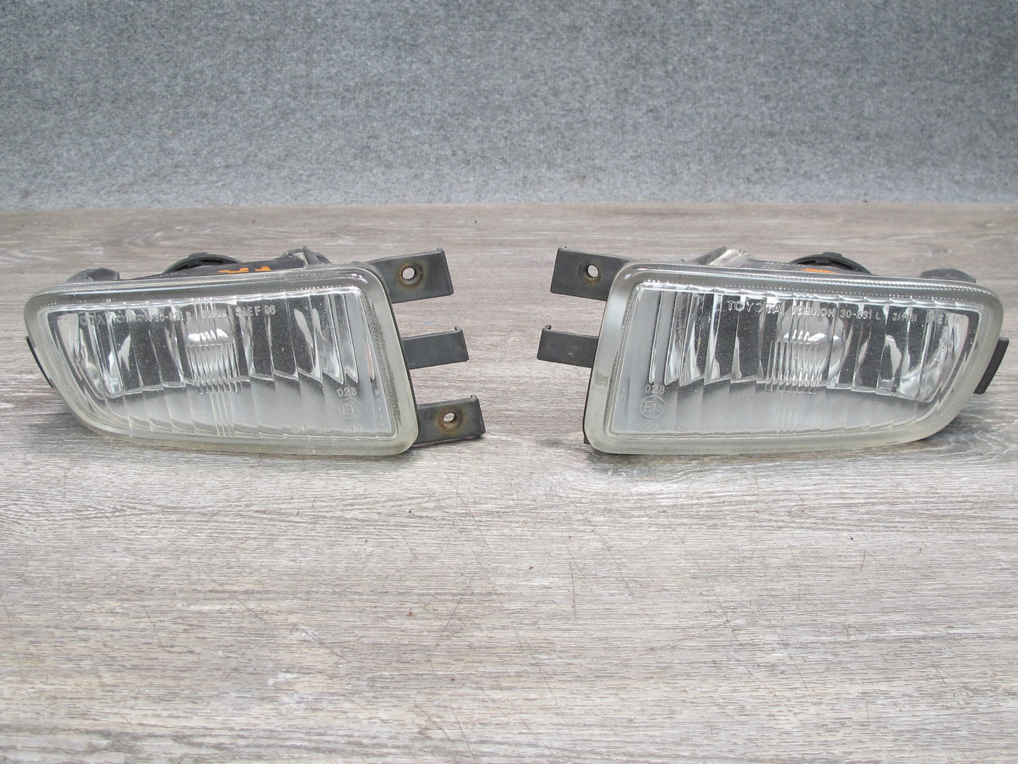 99-05 Lexus GS300 GS430 GS400 Set of 2 Front Left & Right Fog Light Lamp OEM