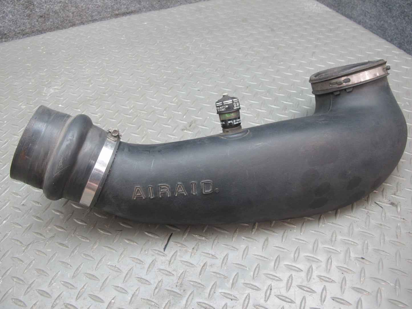 2003-2007 Hummer H2 6.0L Engine Air Intake Pipe Hose W/ Heat Shield Assy Airaid