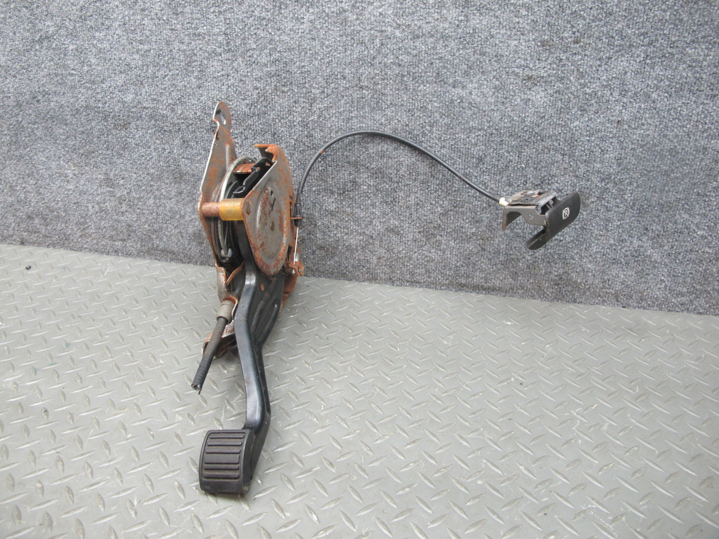 2006-2007 Hummer H2 Manual Parking Emergency Brake Stop Pedal Assembly