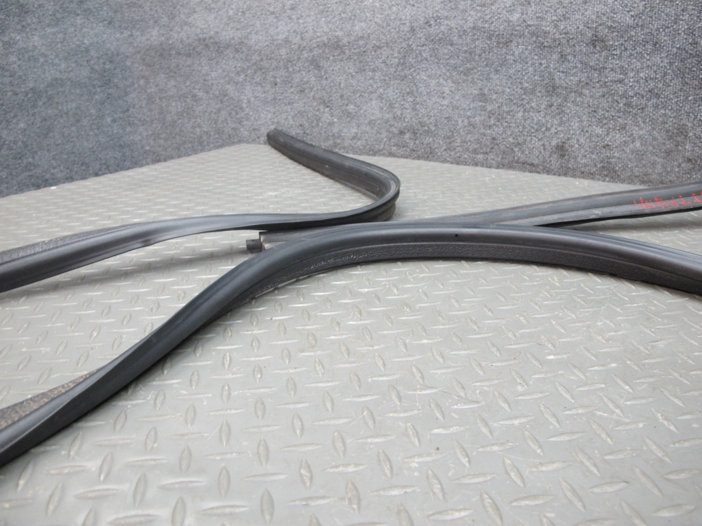 2003-2009 Hummer H2 Rear Trunk Tailgate Lift Gate Weather Strip Rubber Seal