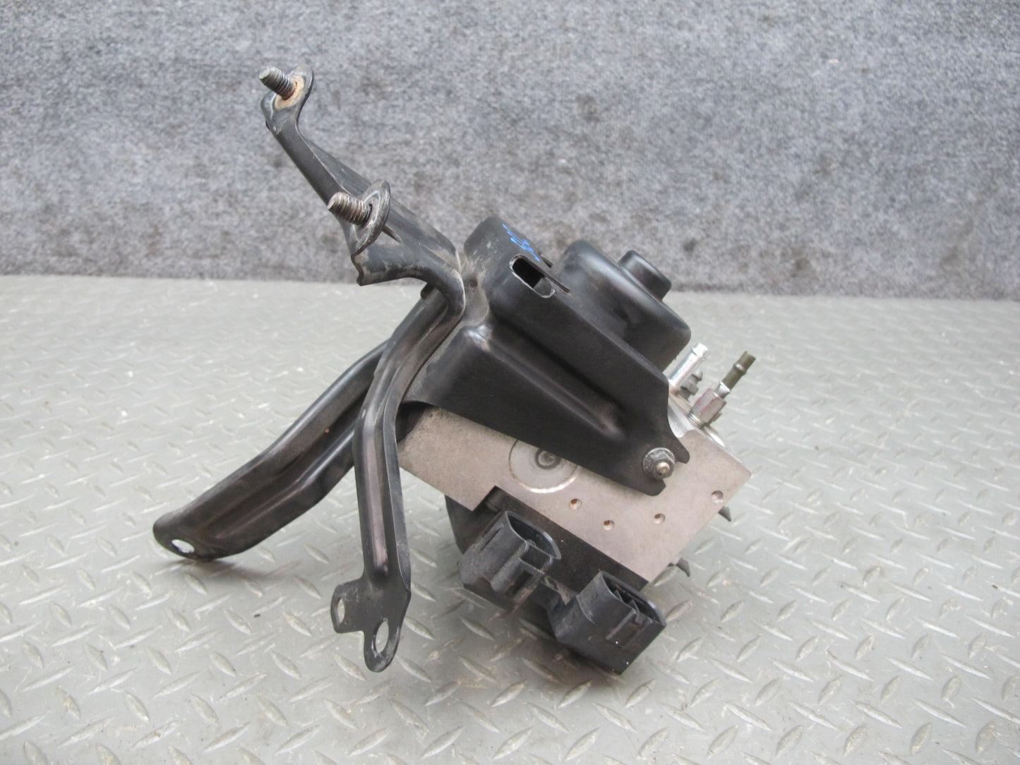 97-00 Lexus UZZ30L SC300 SC400 Anti Lock Brake ABS Pump Module w Bracket OEM