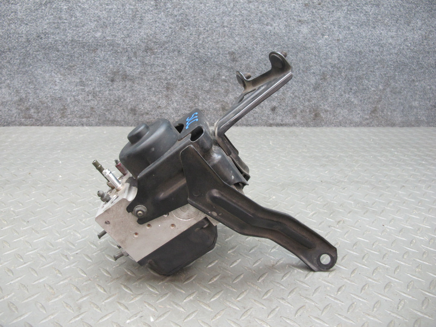 97-00 Lexus UZZ30L SC300 SC400 Anti Lock Brake ABS Pump Module w Bracket OEM