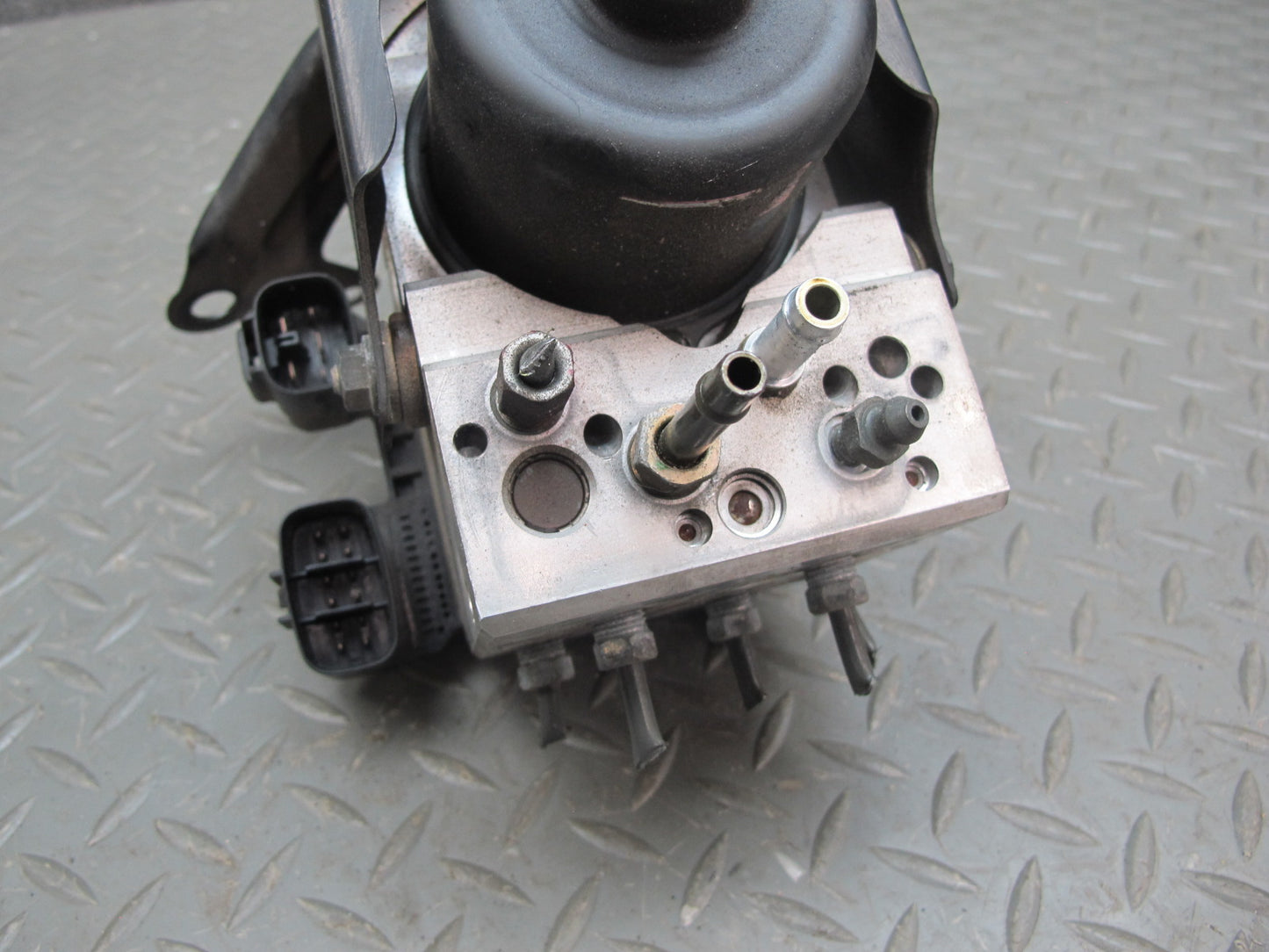 97-00 Lexus UZZ30L SC300 SC400 Anti Lock Brake ABS Pump Module w Bracket OEM