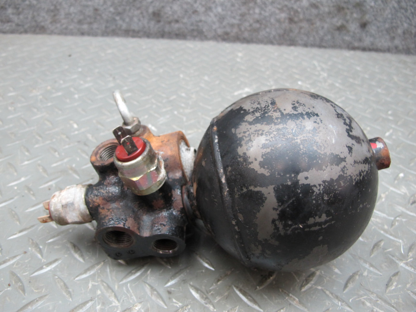 84-89 BMW E24 6-SERIES Hydraulic Brake Pressure Accumulator Regulator OEM