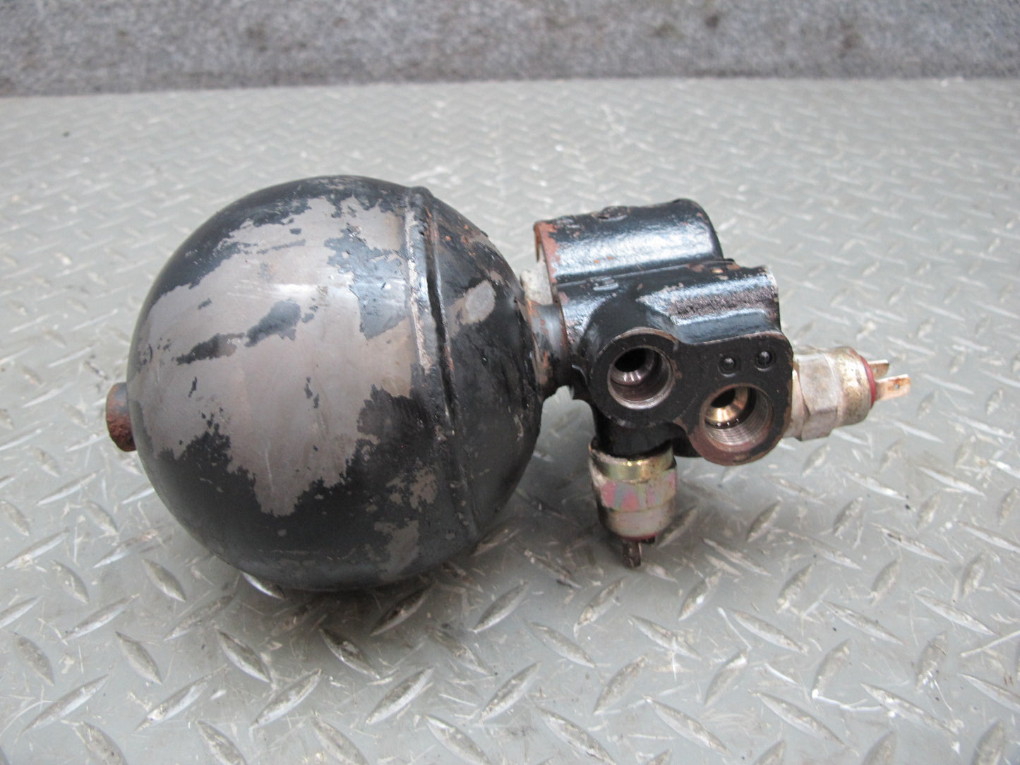 84-89 BMW E24 6-SERIES Hydraulic Brake Pressure Accumulator Regulator OEM