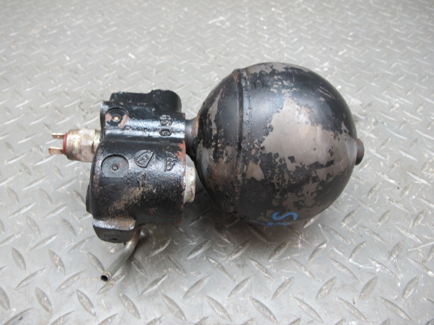 84-89 BMW E24 6-SERIES Hydraulic Brake Pressure Accumulator Regulator OEM