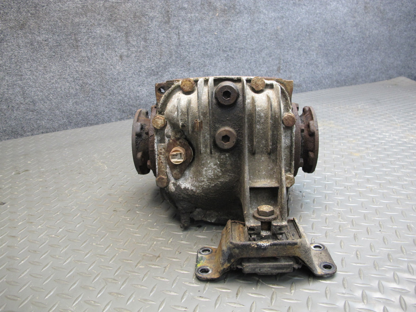 83-87 BMW E24 E28 M30 AT Rear Differential Axle Carrier Open 3.46 Ratio OEM