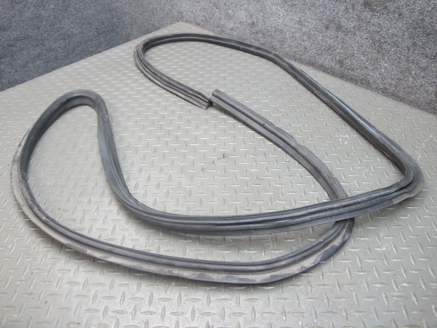 85-89 Nissan Z31 300ZX 2+0 Rear Trunk Tailgate Liftgate Weatherstrip Seal OEM