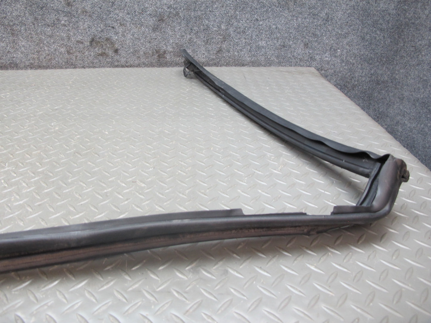 03-12 Mercedes R230 Windshield Weatherstrip Rubber Seal Gasket Set OEM