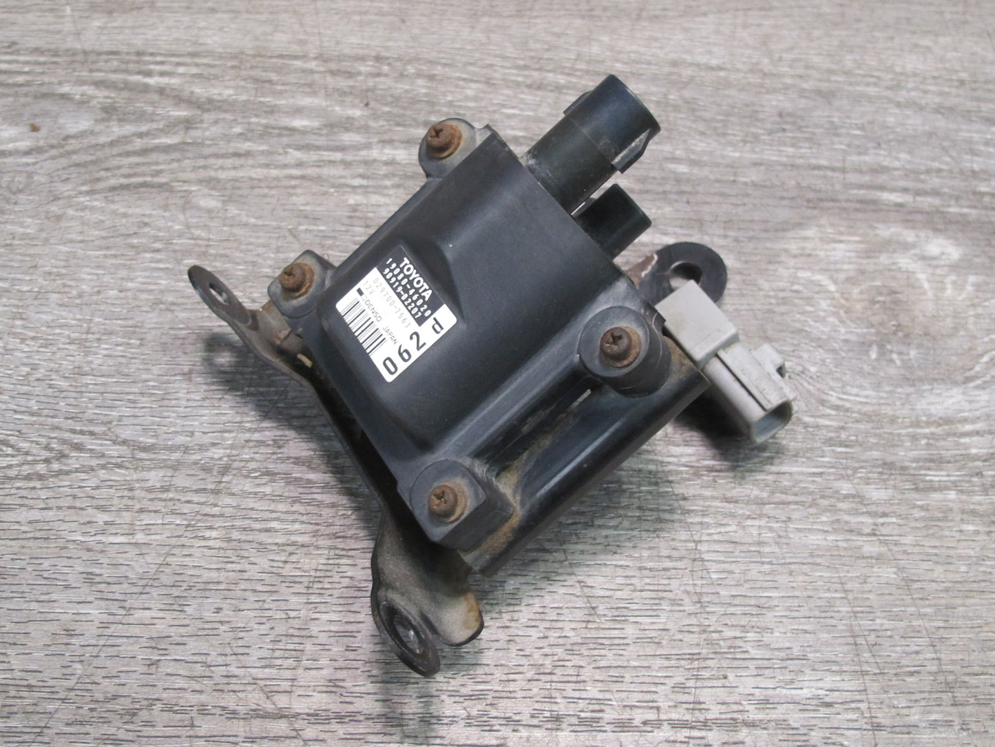 92-97 Lexus JZZ31L SC300 2JZGE Engine Ignition Coil w Bracket 19080-46020 OEM