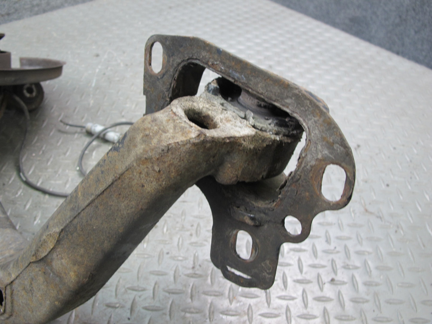 94-97 BMW E36 Conv RWD Rear Right Trailing Arm Knuckle Wheel Hub Bearing OEM