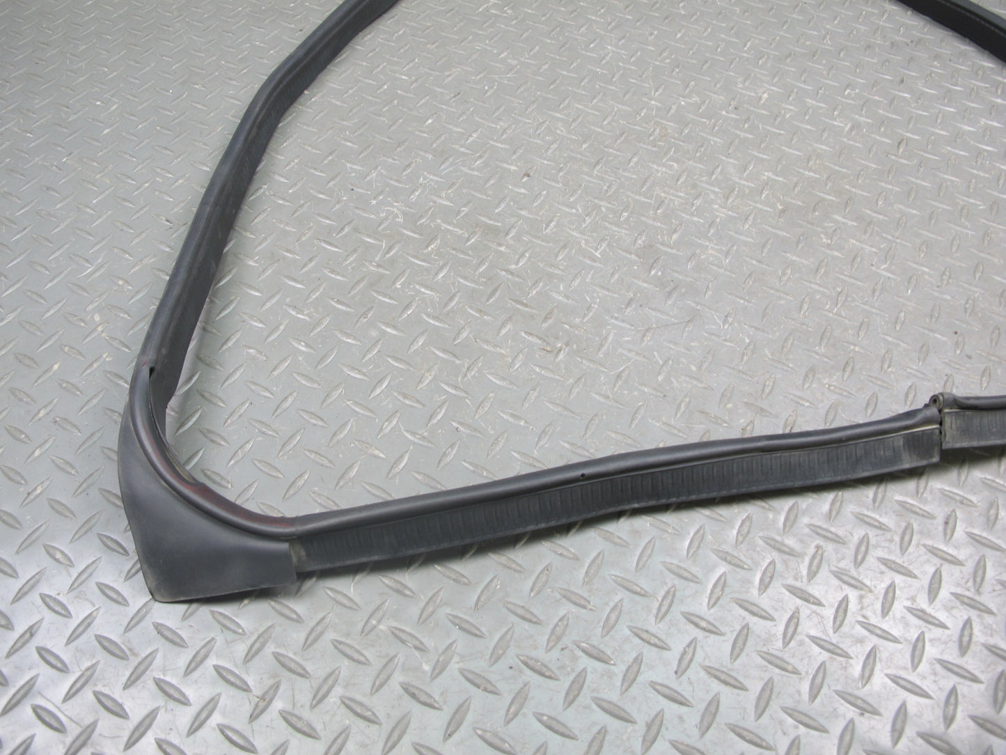 03-06 Chevrolet SSR Rear Trunk Hatch Lid Weatherstrip Seal 15139640 OEM