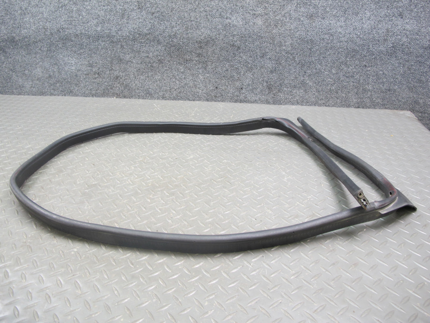 03-06 Chevrolet SSR Rear Trunk Hatch Lid Weatherstrip Seal 15139640 OEM