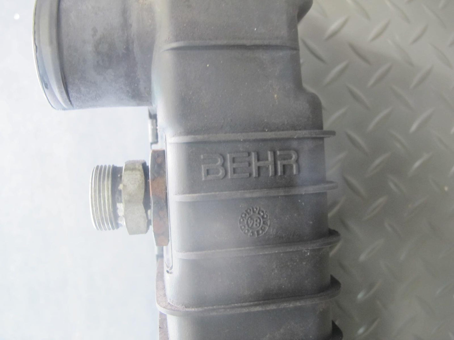 1984-1986 Porsche 928 S A/T Engine Motor Cooling Radiator 92810604001