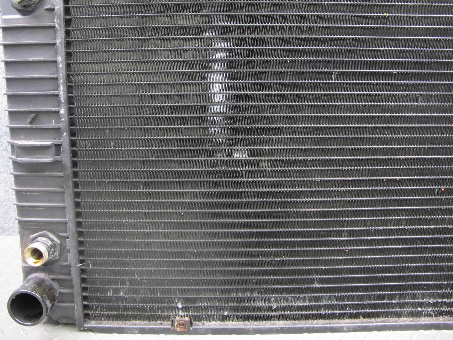 1984-1986 Porsche 928 S A/T Engine Motor Cooling Radiator 92810604001