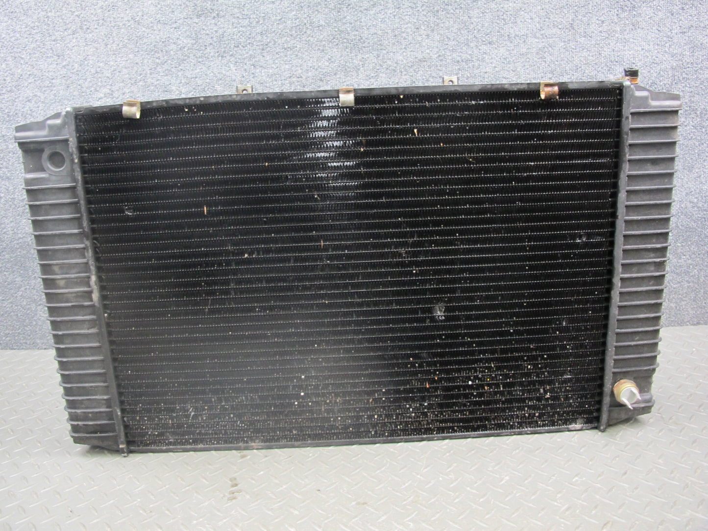 1984-1986 Porsche 928 S A/T Engine Motor Cooling Radiator 92810604001