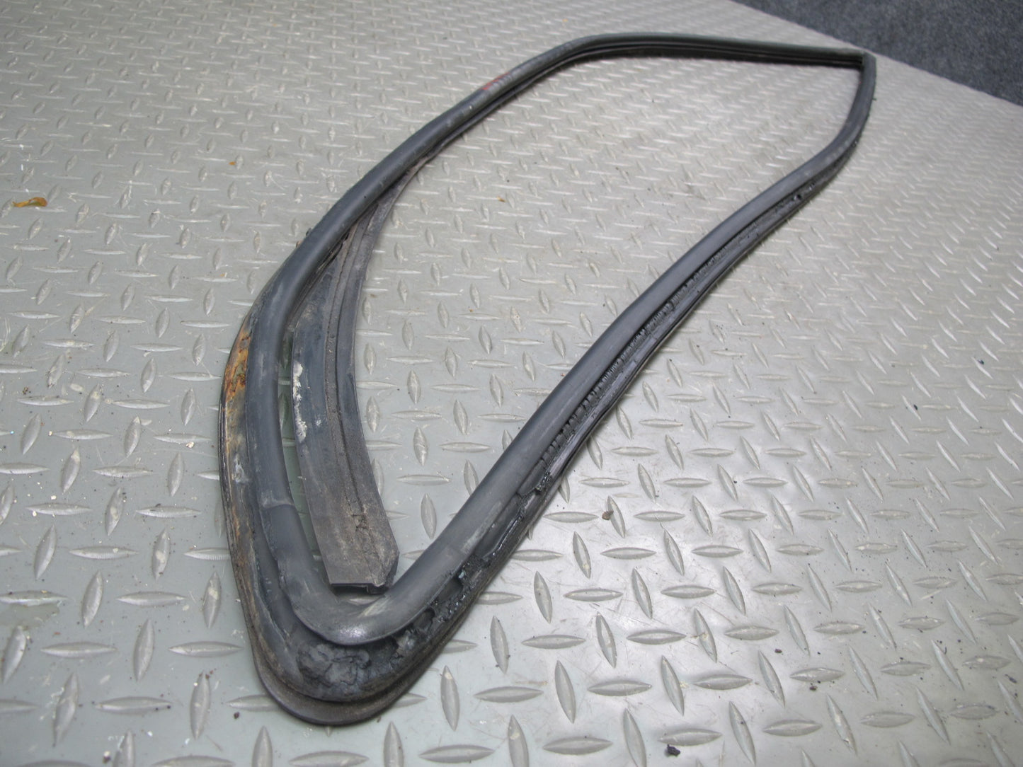 1983-1991 Porsche 928 S4 Rear Right Side Quarter Glass Weatherstrip Rubber Seal