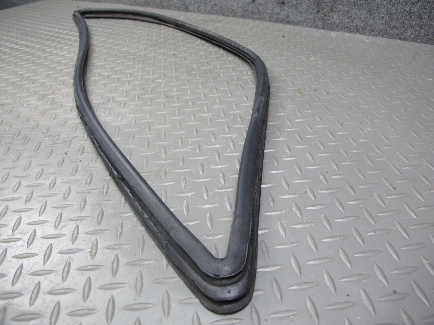 1983-1991 Porsche 928 S4 Rear Right Side Quarter Glass Weatherstrip Rubber Seal