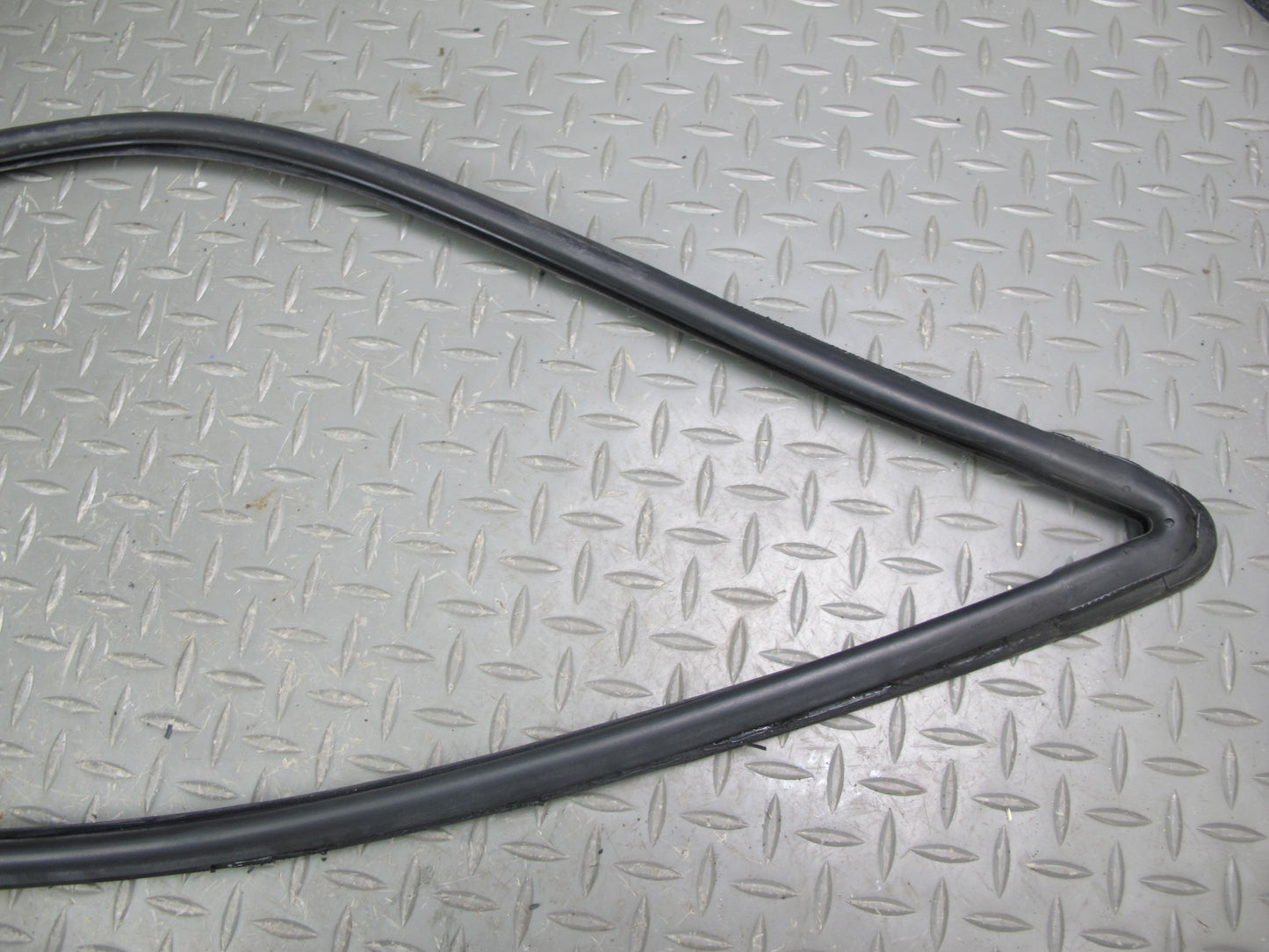 1983-1991 Porsche 928 S4 Rear Right Side Quarter Glass Weatherstrip Rubber Seal