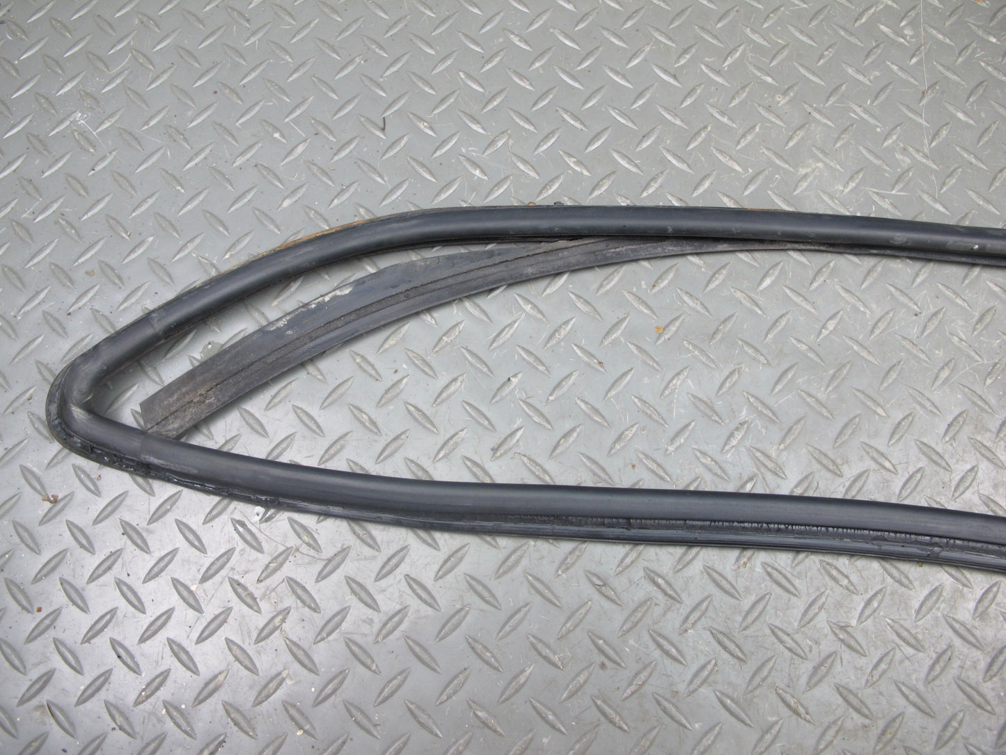 1983-1991 Porsche 928 S4 Rear Right Side Quarter Glass Weatherstrip Rubber Seal