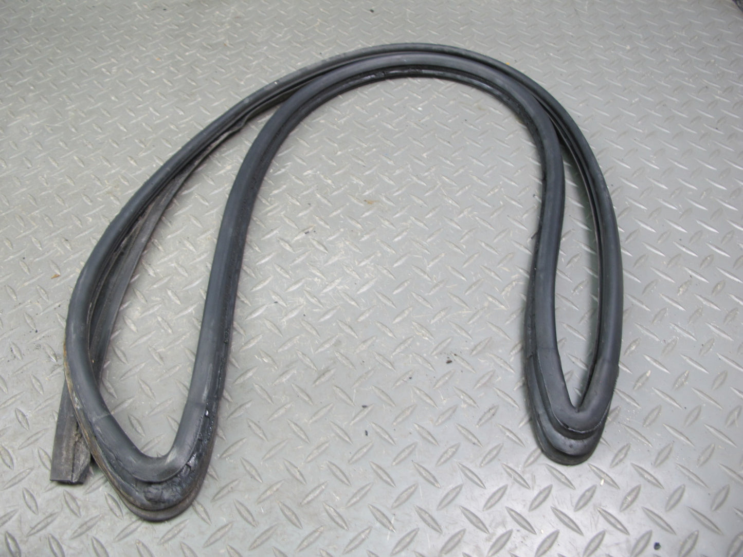 1983-1991 Porsche 928 S4 Rear Right Side Quarter Glass Weatherstrip Rubber Seal