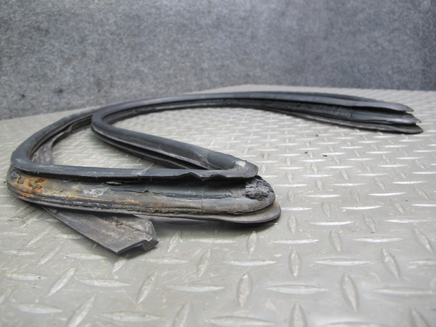 1983-1991 Porsche 928 S4 Rear Right Side Quarter Glass Weatherstrip Rubber Seal