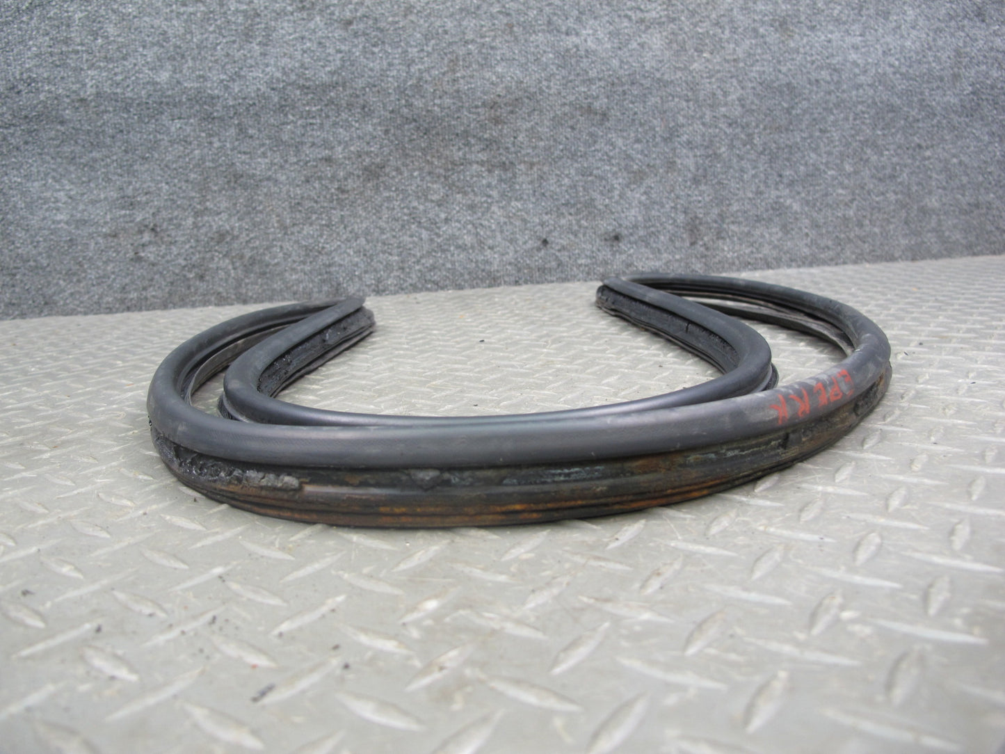 1983-1991 Porsche 928 S4 Rear Right Side Quarter Glass Weatherstrip Rubber Seal